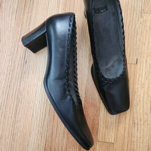 EUC vintage Stuart Weitzman black leather pumps, 2in tall, sz 9